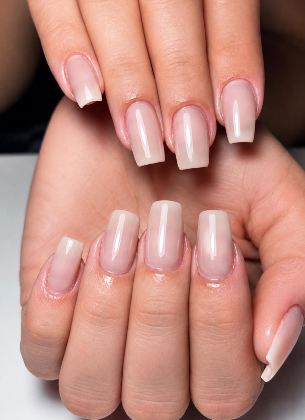 Unhas nude rosadas com acabamento brilhante